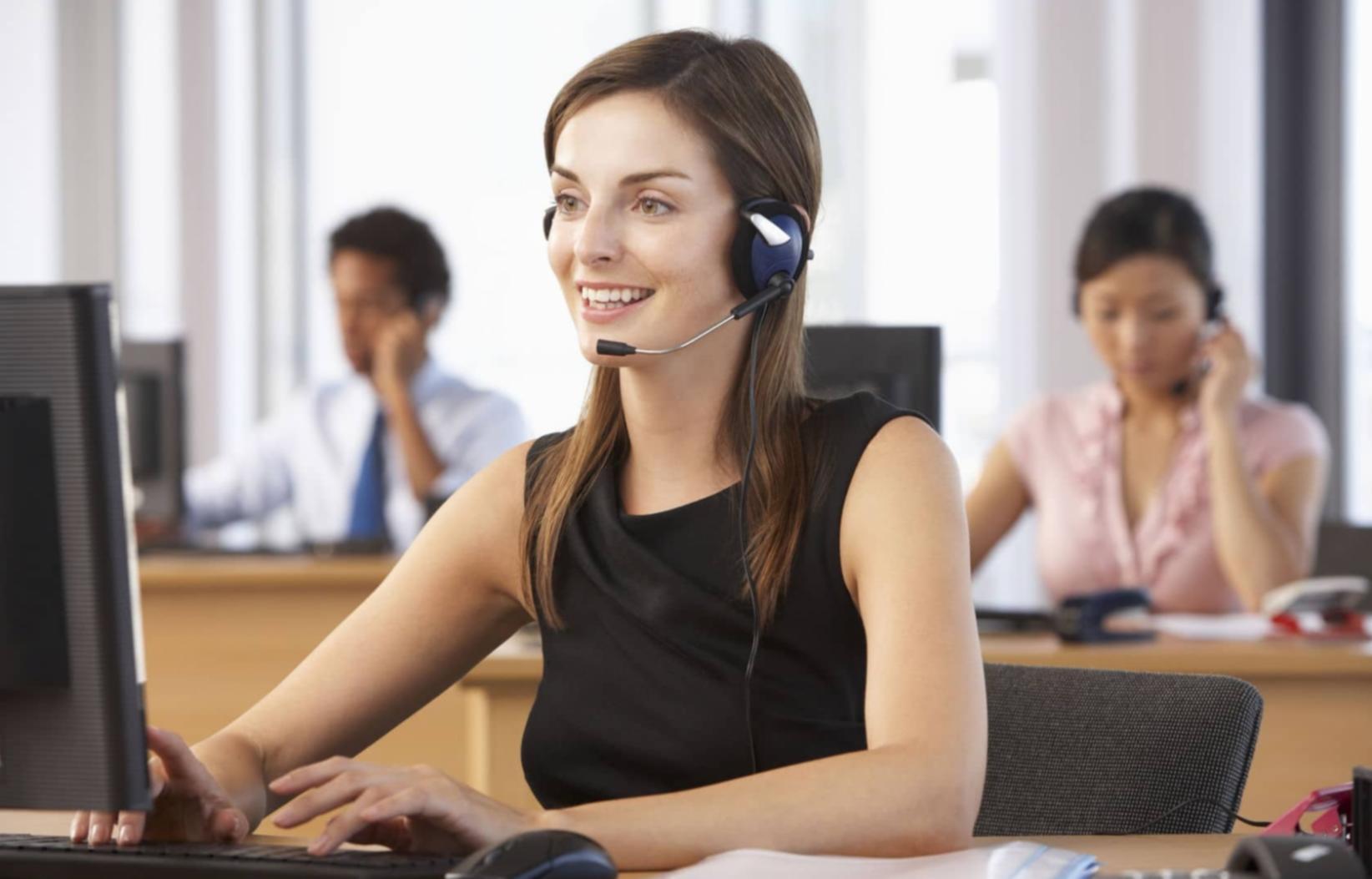 Arbeitsplatz mit Farbmustern und digitalen Werkzeugen